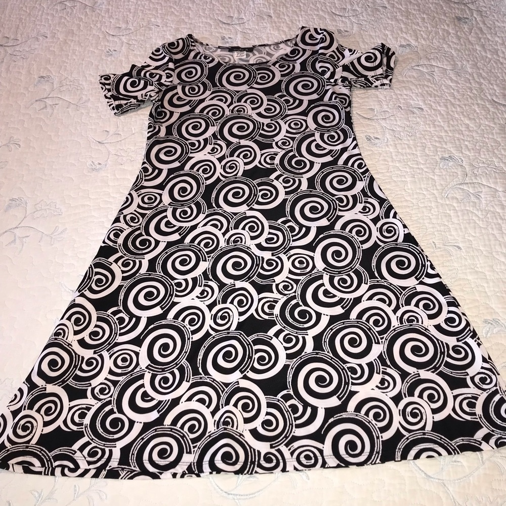 Sophie A small black and white swirl dress